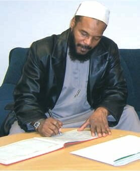 Dr Bilal Philips signing the FIANZ guestbook