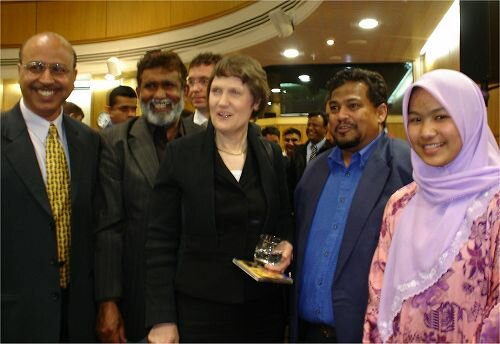 Dr Anwar Ghani (WMA), M. Faruk Khan (President SMA), Prime Minister Helen Clark, Mohammed Jamal (Secretary SMA) and other members of the Wellington Muslim Community.