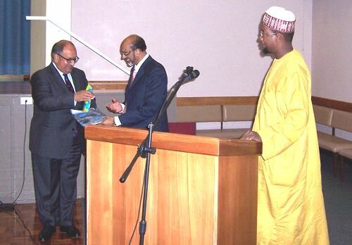 Br Javed Khan, President of FIANZ presenting a memento on behalf of the Muslim community of NZ.